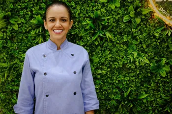 Chef Carine Leis durante preparação gastronômica