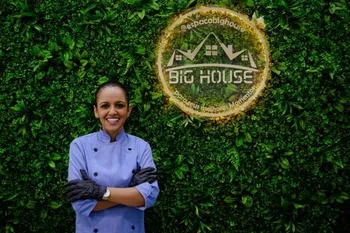 Chef Carine Leis em ação nos bastidores do evento