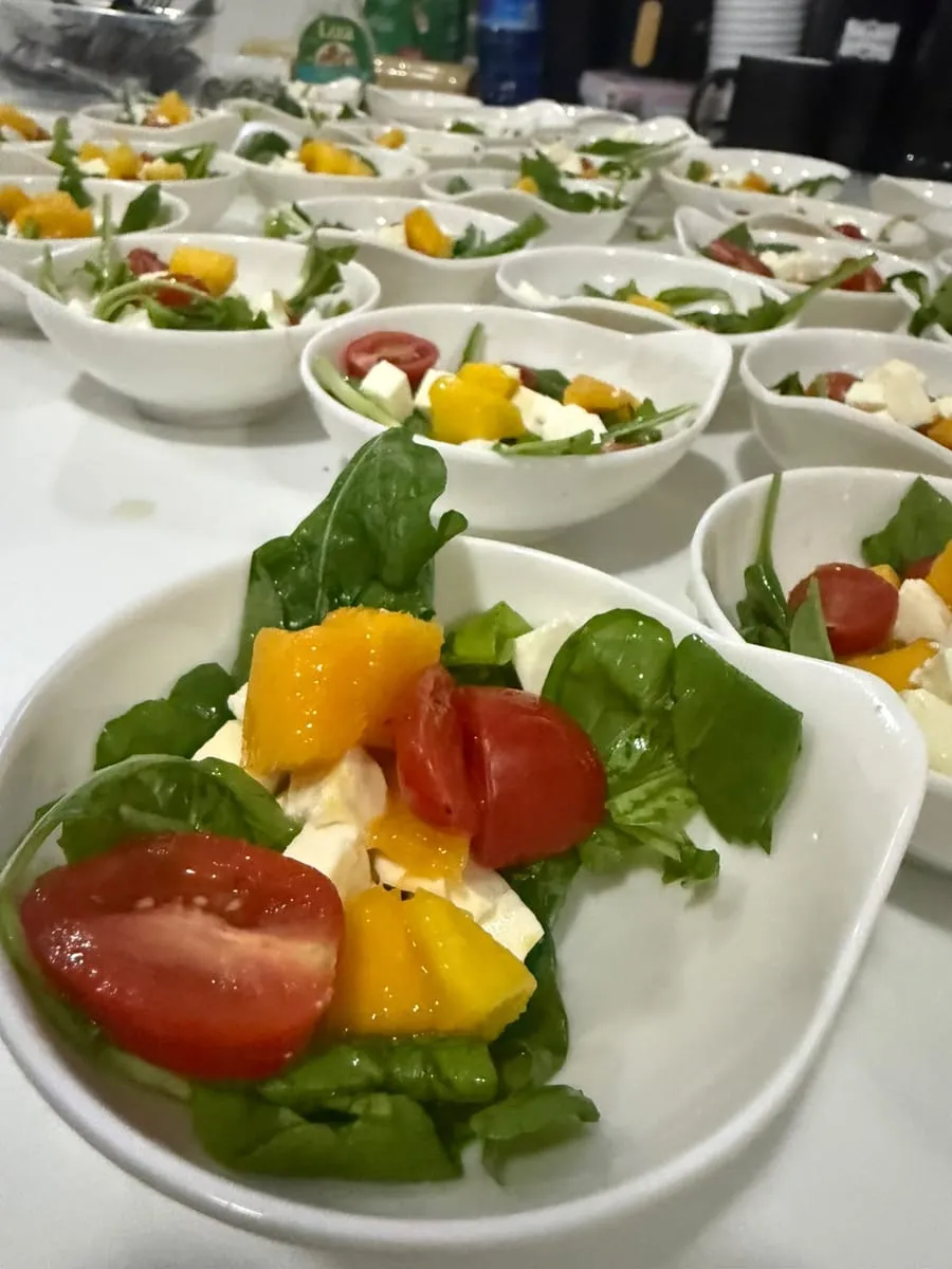 Saladas individuais servidas em cumbucas brancas — evento corporativo do Buffet Big House