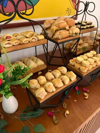 Mini salgados assados em expositores de madeira em evento corporativo do Buffet Big House