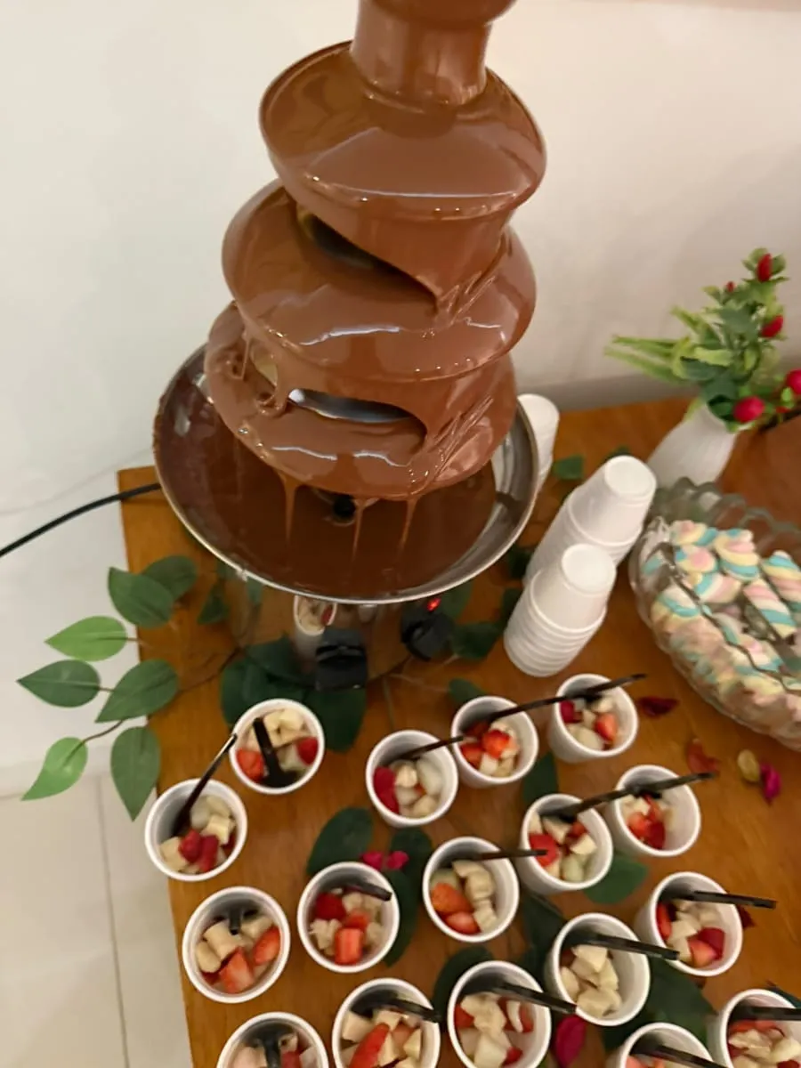 Fonte de chocolate com copinhos de frutas e marshmallows — evento corporativo do Buffet Big House