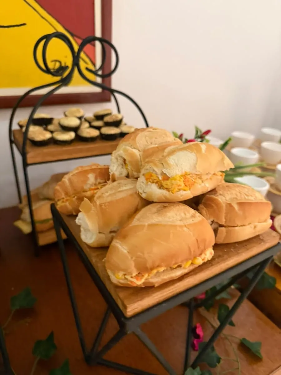 Pães recheados em expositor de madeira — evento corporativo do Buffet Big House