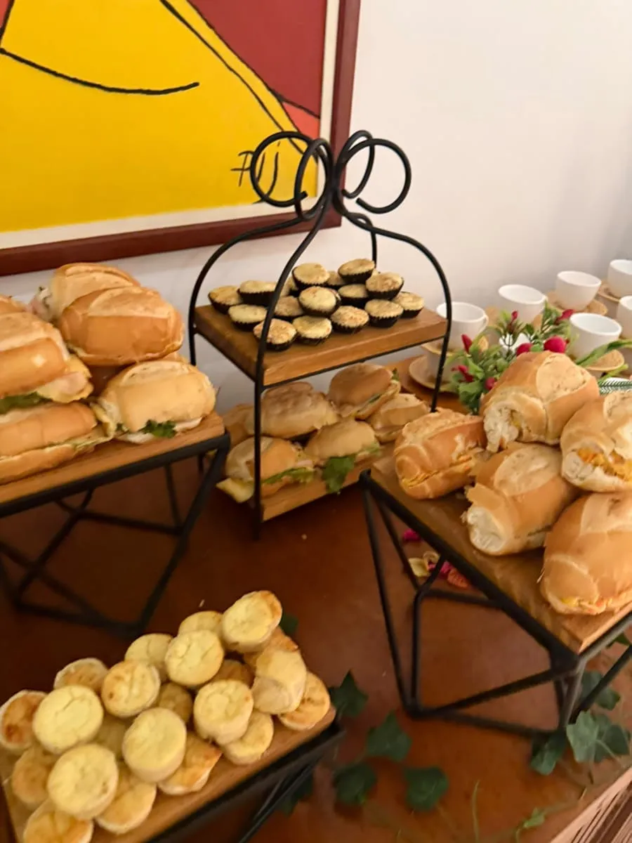 Pães recheados e mini salgados assados em expositores — evento corporativo do Buffet Big House