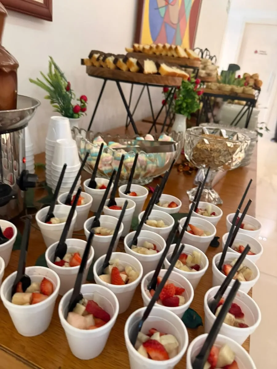 Copinhos de frutas com morango ao lado da fonte de chocolate — evento corporativo do Buffet Big House