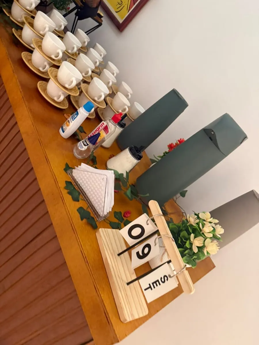 Estação de café com garrafas térmicas, xícaras e adoçantes — evento corporativo do Buffet Big House
