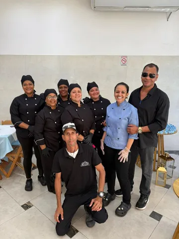 Equipe do Buffet Big House uniformizada