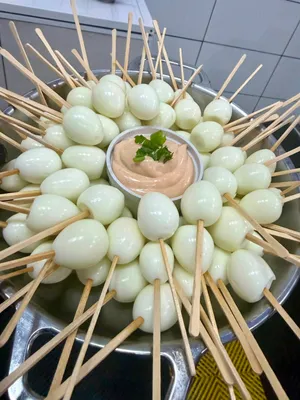 Espetinhos de Ovos de Codorna com Molho Rosé