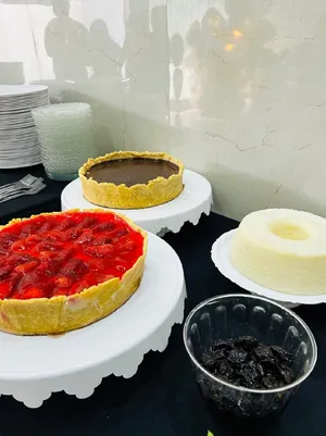 Mesa Elegante de Doces e Tortas Recheadas