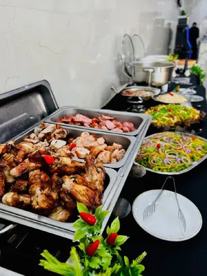Grelhados e Salada de Cebola Roxa