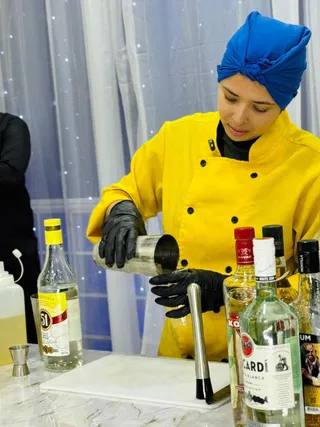Cocktails coloridos servidos por barman profissional