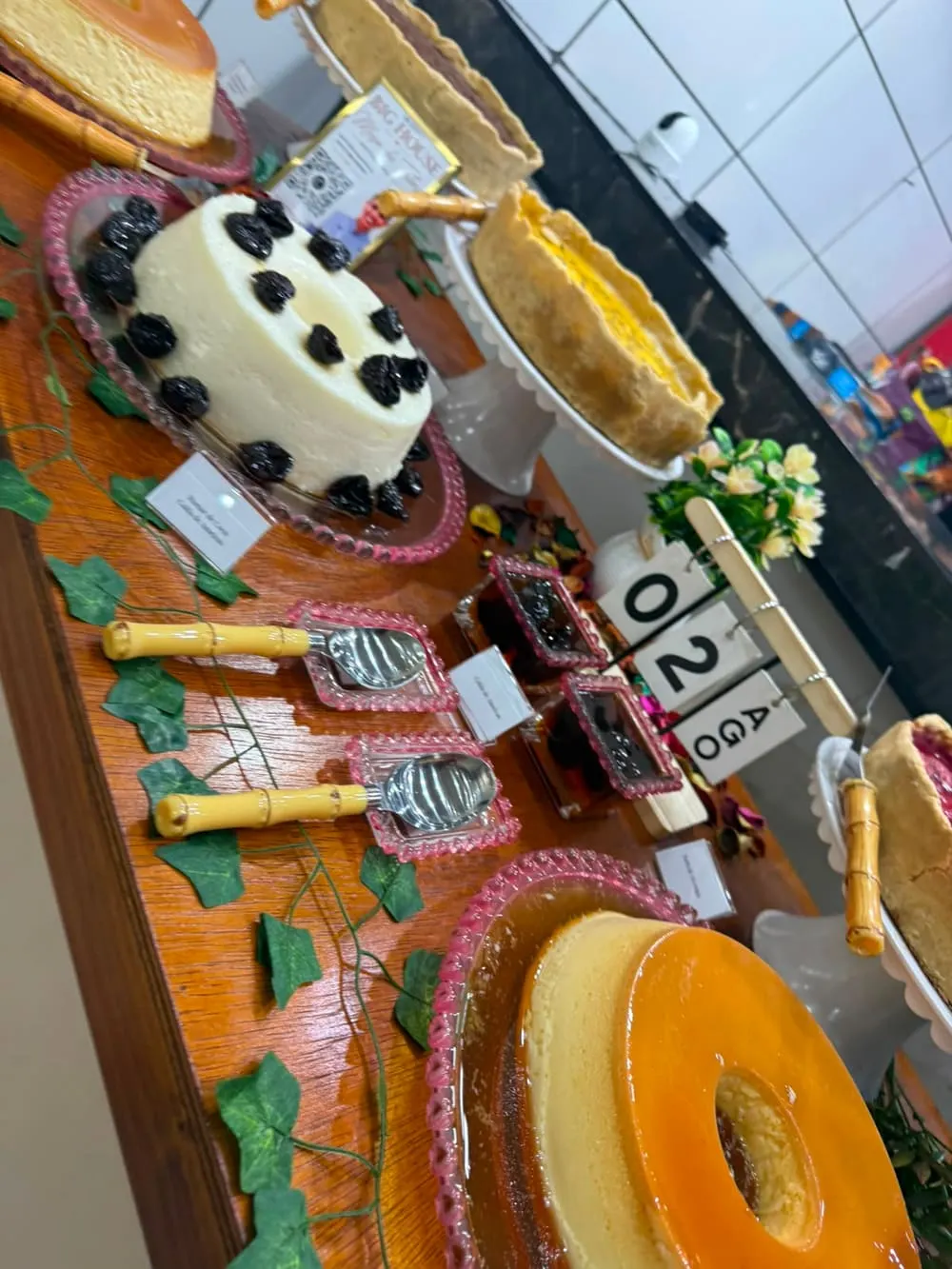 Fatias de torta servidas na estação de doces do Buffet Big House